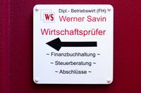 Schild, auf dem steht: Dipl.- Betriebswirt (FH) Werner Savin, Wirtschaftsprüfer, Finanzbuchhaltung, Steuerberatung, Abschlüsse